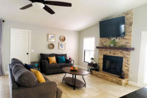 Hidden Gem Home in Sarasota, UTC Mall, Nathan Benderson Park, Siesta Key Beach
